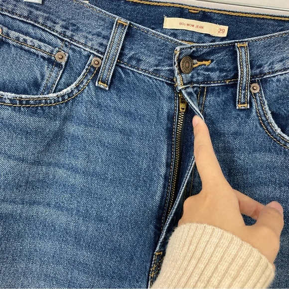 Levi's Premium 80s Mom Jean  Distressed Jeans size 29 - Picture 5 of 10